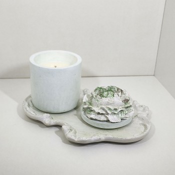 Vela más bandeja, aroma a manz y canela