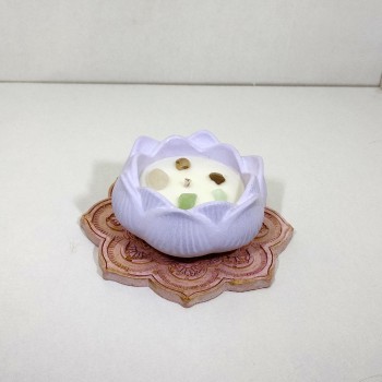 Vela con fluorita para renovar energías, aroma té matcha con miel